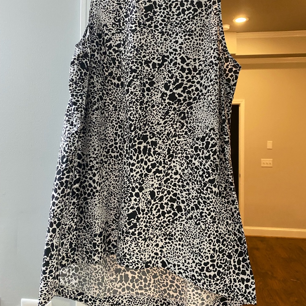 NWT Tyler Boe Top - Size Large - Black and White Print
